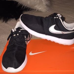Nike Roshes in PRISTINE CONDITION